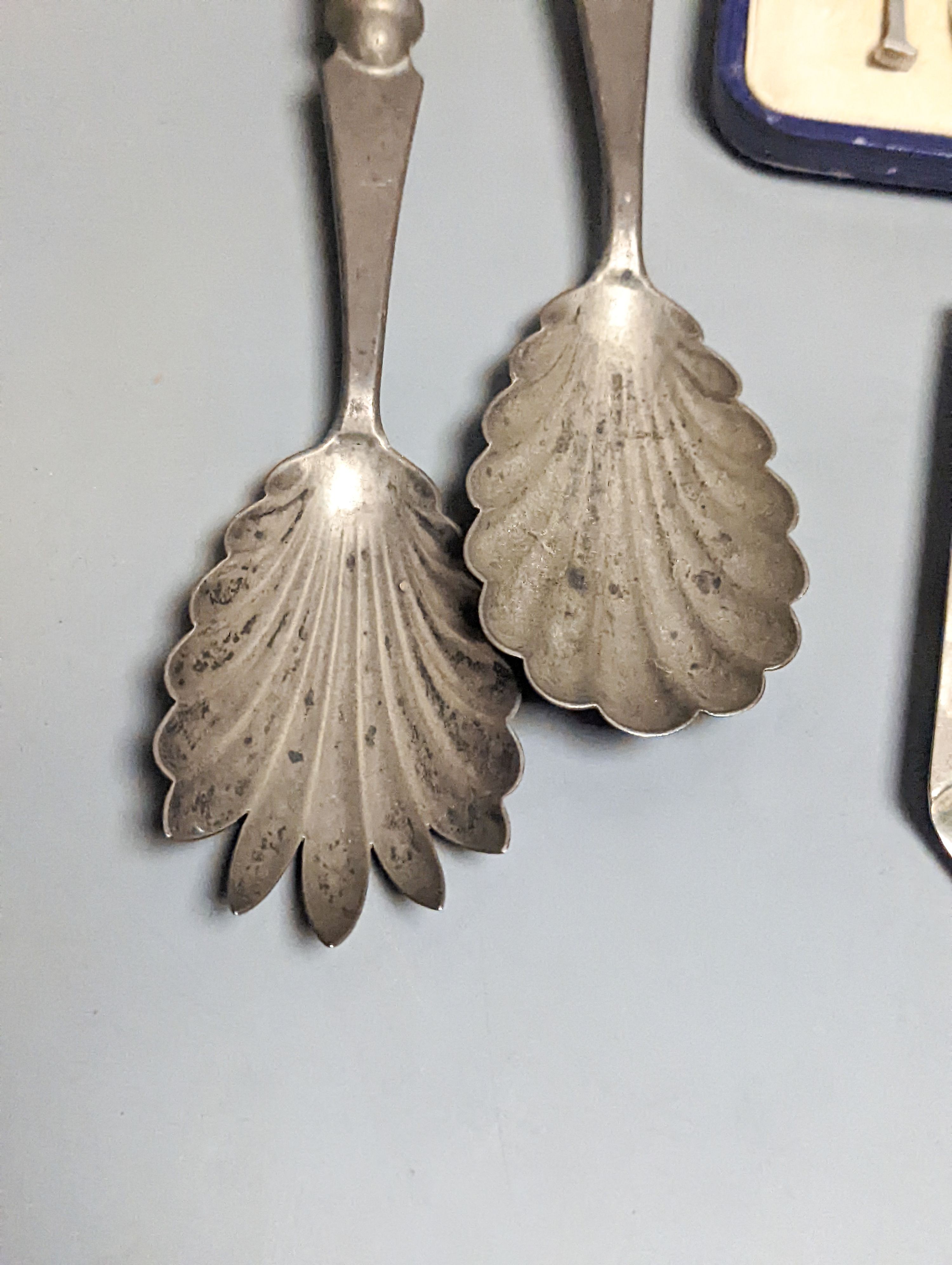 A pair of Edwardian glass handled silver salad servers, William Hutton & Sons, London, 1902, 26.8cm, a cased set of six silver teaspoons, a silver toastrack and a silver ashtray.